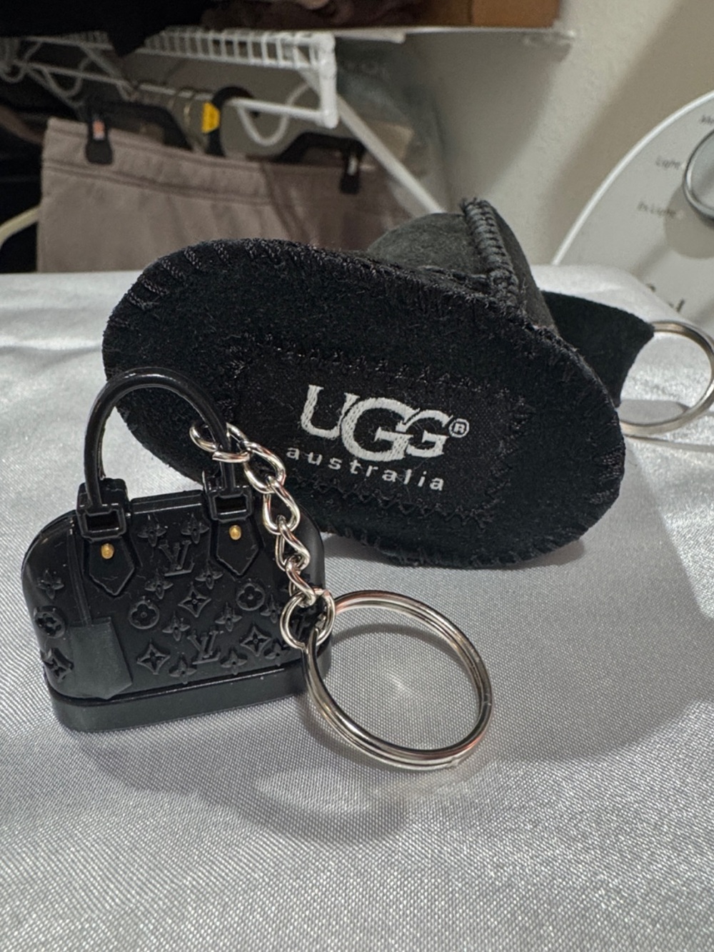 🥾UGG BAG CHARM 🥾& NIB SMALL PURSE👜KEYCHAIN NIB👜 - Picture 3 of 11